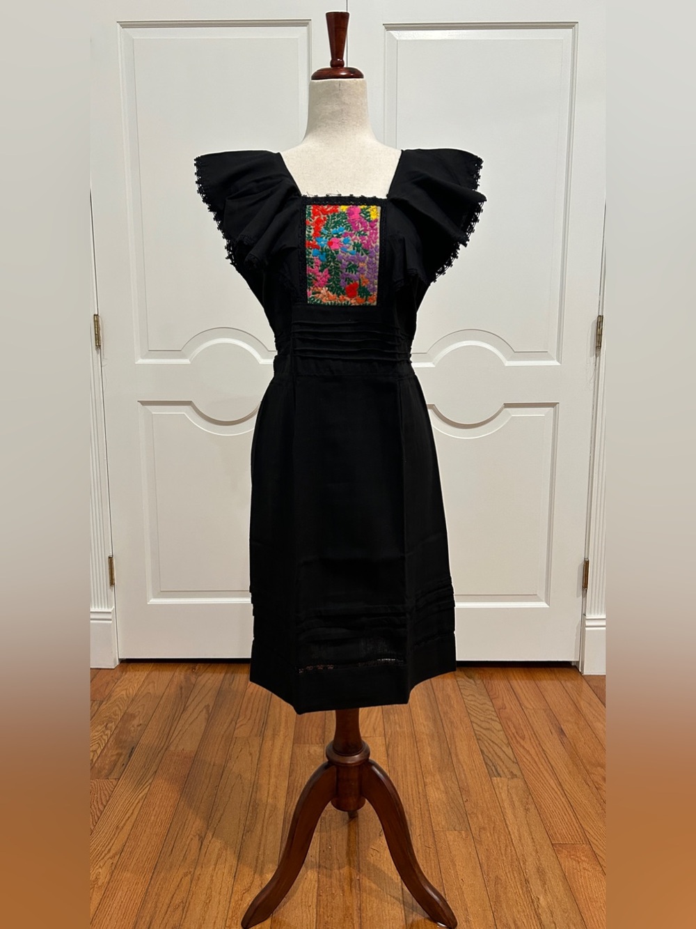 Mexican embroidered dress, hand Embroidered with silk threads.